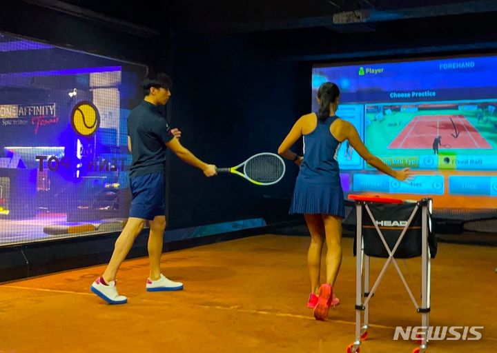 [서울=뉴시스] 홍콩 구룡 쿤통 지역 테니스 체험 전문 매장에 설치된 뉴딘콘텐츠 스크린테니스 브랜드 테니스팟. (사진=뉴딘콘텐츠 제공) 2023.07.20. photo@newsis.com