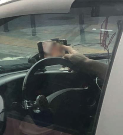 운전중에 야동(야한 동영상)을 보는 운전자 모습 (사진=온라인 커뮤니티 '에펨코리아' 캡처) *재판매 및 DB 금지