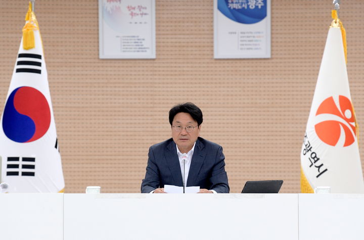 [광주=뉴시스] 강기정 광주시장이 20일 오전 시청 중회의실에서 열린 확대간부회의를 주재하고 있다. (사진 = 광주시 제공) *재판매 및 DB 금지