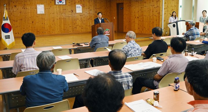 창녕단감연구회원을 대상으로 고품질 단감 재배기술 교육을 하고 있다. (사진=창녕군 제공) *재판매 및 DB 금지