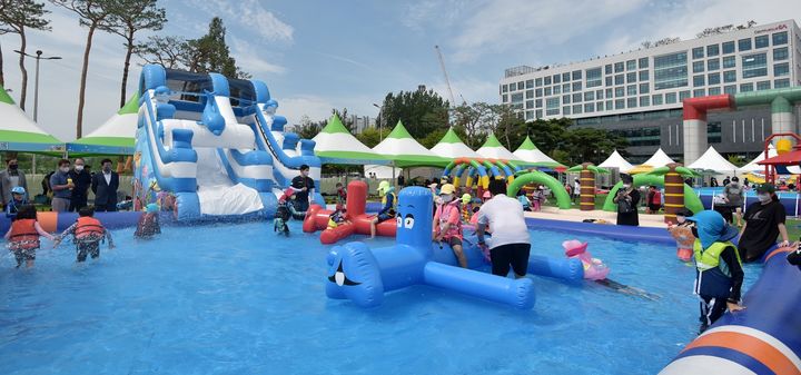 천안시설관리공단은 오는 22일부터 8월 23일까지 도솔광장과 종합운동장 야외 물놀이장을 개장한다. 사진=천안시 제공 *재판매 및 DB 금지