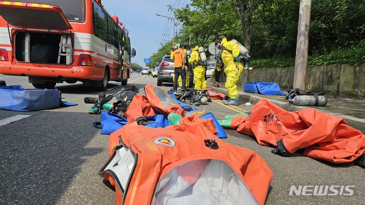 [울산=뉴시스] 지난 7월20일 오후 울산 동구 서부동 한 사회복지시설에 유해물질이 담긴 것으로 의심되는 우편물이 발송돼 소방당국이 조사 중이다. 2023.07.20. bbs@newsis.com