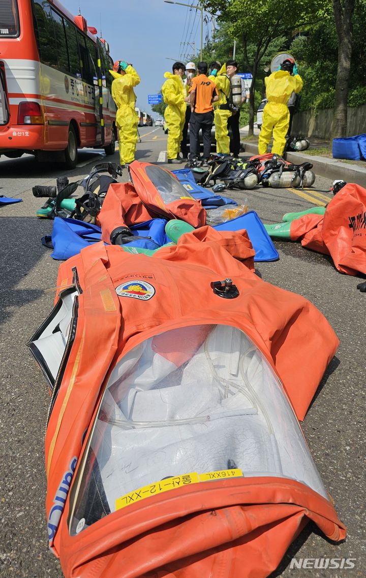 [울산=뉴시스] 배병수 기자 = 20일 오후 울산 동구 서부동 한 사회복지시설에 유해물질이 담긴 것으로 의심되는 우편물이 발송돼 소방당국이 조사 중이다. 2023.07.20. bbs@newsis.com