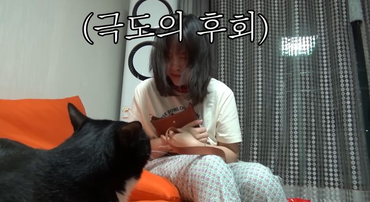 [서울=뉴시스]유튜브 채널 '턱 미디어 official'은 지난달 22일 '시장에서 짝퉁인 척 진퉁 명품 가방 사주면 그녀의 반응은 어떠한가'라는 제목의 영상을 올렸다. (사진=턱 미디어 유튜브 채널 영상 캡처) 2023.07.20. photo@newsis.com *재판매 및 DB 금지