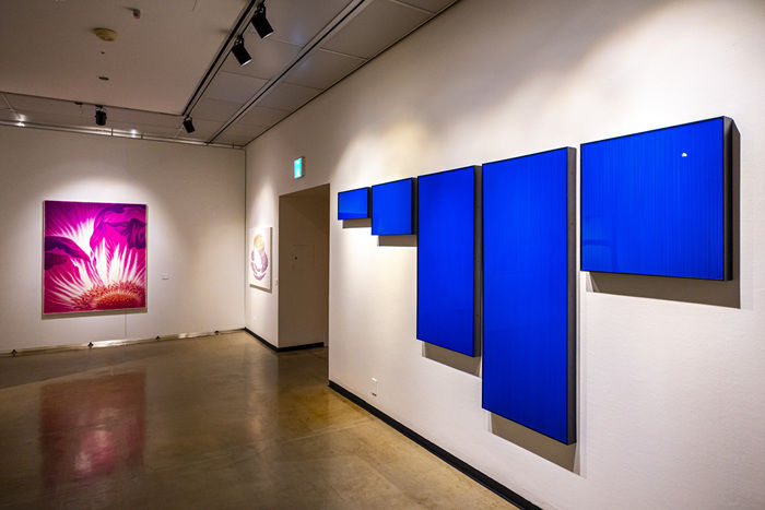 아트픽 30전에 함명수의 활짝 핀 꽃송이 작품과 푸른색으로 눈길을 끄는 김현식 작품. 사진=아트조선 제공 *재판매 및 DB 금지