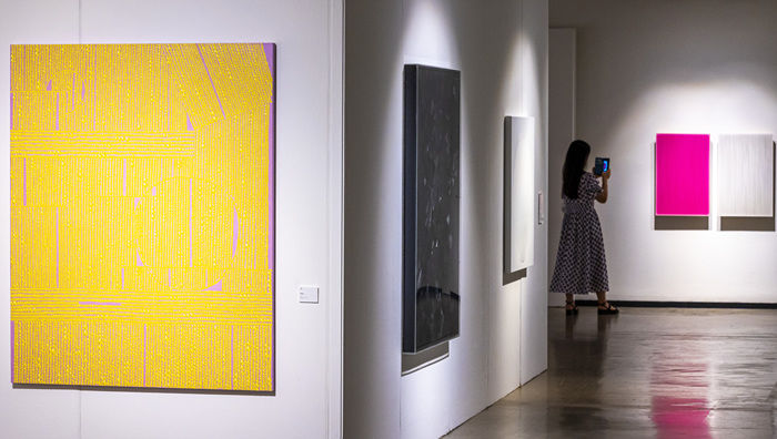 노란색으로 눈길을 사로잡는 그림은 김영리 화백의 작품이다. 사진=아트조선 제공. *재판매 및 DB 금지