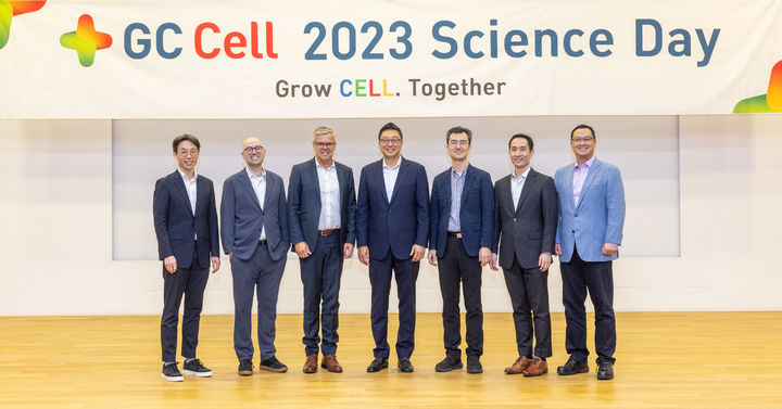 [서울=뉴시스] (왼쪽부터) 박재홍 교수, 에릭 스미스 교수, 마그너스 에산드 교수, 지씨셀 제임스박 대표, 윤덕현 교수, 박종철 교수, 지씨셀 김호원 CTO가 지난 19일 용인 본사에서 '사이언스 데이'를 개최하고 기념 촬영을 하고 있다. (사진=지씨셀 제공) 2023.07.20. photo@newsis.com&nbsp; *재판매 및 DB 금지