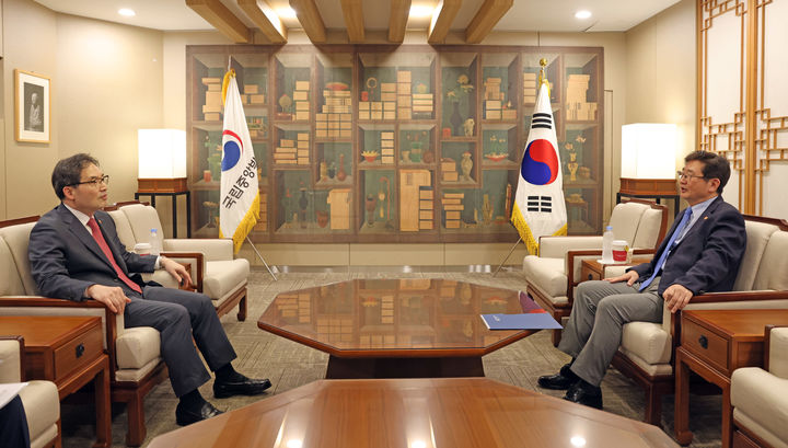 [서울=뉴시스]박보균 문화체육관광부 장관이 20일 서울 용산구 국립중앙박물관에서 한기정 공정거래위원장을 만나 콘텐츠 분야 불공정 관행을 개선하기 위한 양 부처의 소통과 협업 강화 방안에 대해 의견을 나누고 있다. (사진=문화체육관광부 제공) 2023.07.20. photo@newsis.com *재판매 및 DB 금지