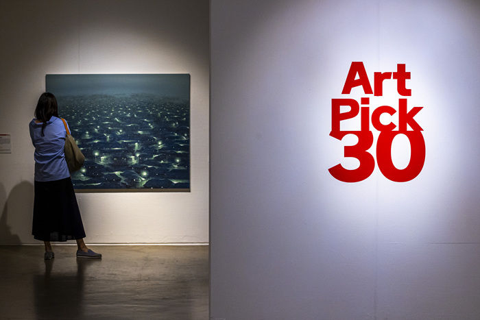 '아트픽30'전에 달동네 풍경 작가 정영주의 작품이 전시장에서 빛을 내고 있다. 사진=아트조선 제공. *재판매 및 DB 금지