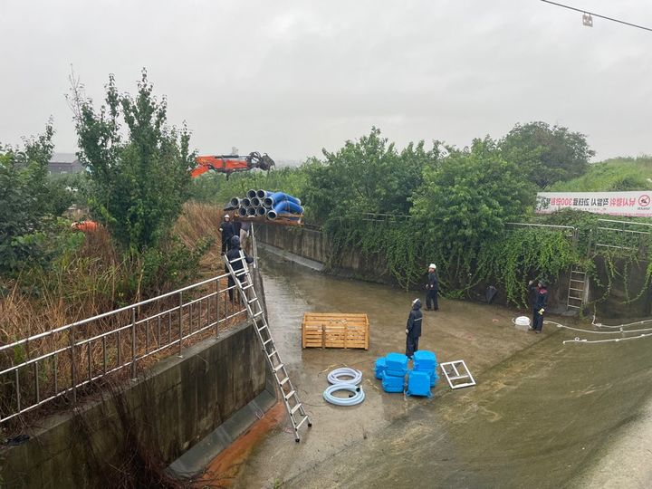 전북 전주 백석저수지에서 수위 조절을 위해 사이펀을 설치하고 있다.(사진=한국농어촌공사) *재판매 및 DB 금지