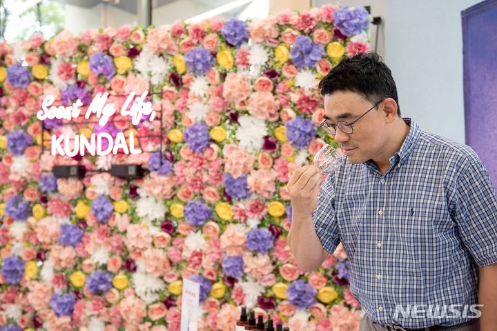 [서울=뉴시스]티몬은 향기 브랜드 쿤달과 팝업 매장과 올인데이를 동시 진행하는 온·오프라인 통합 마케팅을 전개했다고 20일 밝혔다. (사진=티몬 제공)