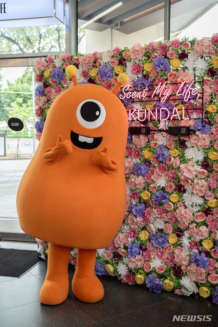 [서울=뉴시스]티몬은 향기 브랜드 쿤달과 팝업 매장과 올인데이를 동시 진행하는 온·오프라인 통합 마케팅을 전개했다고 20일 밝혔다. (사진=티몬 제공) 