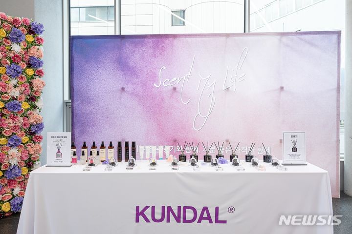 [서울=뉴시스]티몬은 향기 브랜드 쿤달과 팝업 매장과 올인데이를 동시 진행하는 온·오프라인 통합 마케팅을 전개했다고 20일 밝혔다. (사진=티몬 제공) 