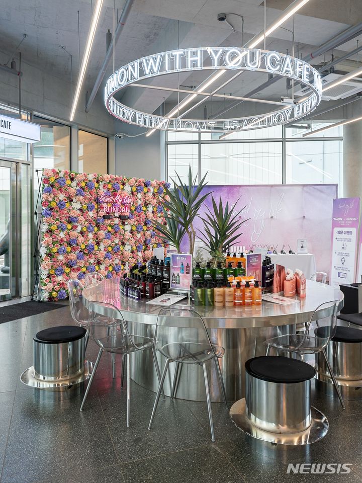 [서울=뉴시스]티몬은 향기 브랜드 쿤달과 팝업 매장과 올인데이를 동시 진행하는 온·오프라인 통합 마케팅을 전개했다고 20일 밝혔다. (사진=티몬 제공) 