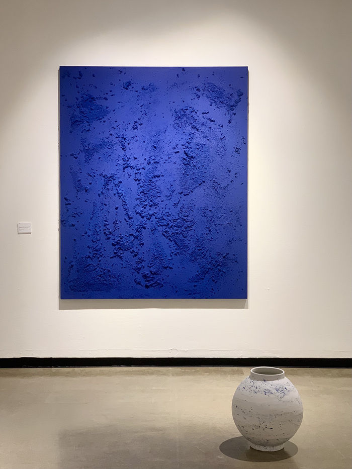 김호정 달항아리와 푸른 회화. *재판매 및 DB 금지