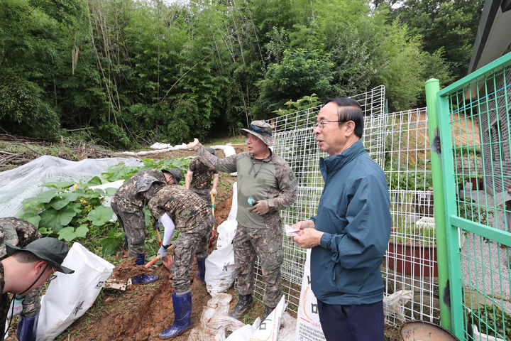 20일 심민 임실군수가 수해복구 현장을 찾아 구슬땀을 흘리고 있는 육군35사단 장병들을 격려한 뒤 현장 관계자로부터 북구 진행상황을 전해 듣고 있다. *재판매 및 DB 금지