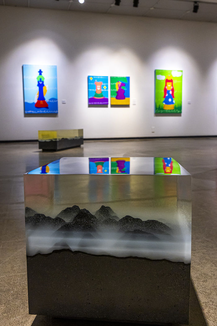 '아트픽 30' 전시의 마지막을 장식하는 전아현의 입체 산수화에 다다즈의 독특한 캐릭터들이 반사되어 있다. 사진=아트조선 제공. *재판매 및 DB 금지