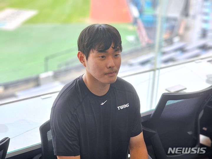 [서울=뉴시스]김주희 기자 = 트레이드로 LG 트윈스에 합류한 최승민이 20일 잠실구장에서 인터뷰하고 있다. 2023.07.20.