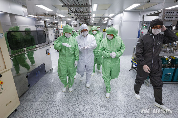 [서울=뉴시스] 이주호 사회부총리 겸 교육부 장관이 지난해 7월20일 서울 관악구 서울대학교에서 열린 반도체공동연구소 협의체 출범식을 마친 후 연구소 시설을 견학하고 있다. (공동취재사진) 2024.06.13. photo@newsis.com