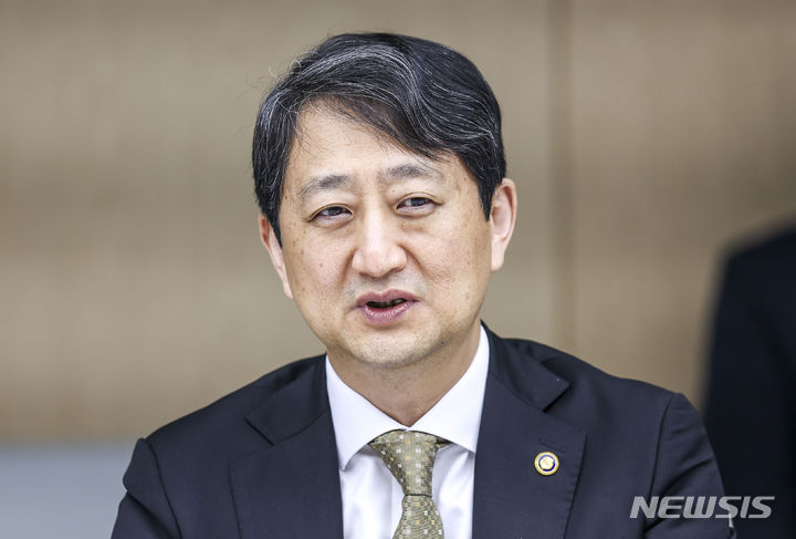 [서울=뉴시스] 정병혁 기자 = 안덕근 산업통상자원부 통상교섭본부장이 20일 서울 중구 대한상공회의소에서 열린 온실가스 감축 협력 주한대사 간담회에서 모두발언을 하고 있다. 2023.07.20. jhope@newsis.com