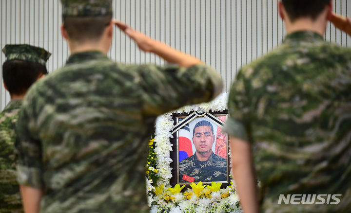 [포항=뉴시스] 이무열 기자 = 20일 오후 경북 포항시 해병대 1사단 내 김대식 관에 마련된 고 채수근 상병 빈소에서 해병들이 고인을 추모하고 있다. 2023.07.20. lmy@newsis.com