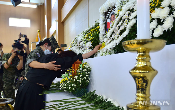 [포항=뉴시스] 이무열 기자 = 20일 오후 경북 포항시 해병대 1사단 내 김대식 관에 마련된 고 채수근 상병 빈소에서 채 일병의 어머니가 영정 사진을 보고 오열하고 있다. 2023.07.20. lmy@newsis.com