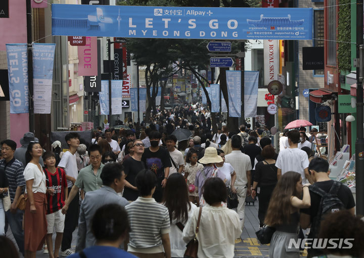 [서울=뉴시스] 김근수 기자 = 지난 20일 서울 중구 명동거리를 찾은 관광객들의 모습. 2023.07.30. ks@newsis.com