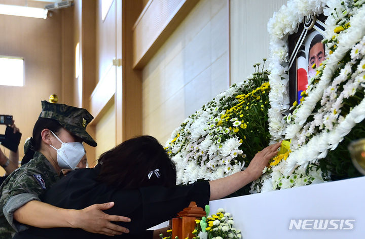 [포항=뉴시스] 이무열 기자 = 20일 오후 경북 포항시 해병대 1사단 내 김대식 관에 마련된 고 채수근 상병 빈소에서 채 일병의 어머니가 영정 사진을 보고 오열하고 있다. 2023.07.20. lmy@newsis.com