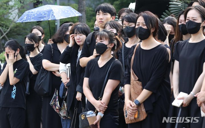 [서울=뉴시스] 조수정 기자 = 20일 오후 서울 종로구 서울시교육청 앞에서 열린  서울초등학교 교사 추모 기자회견에서 고인의 동료, 선후배 등이 눈물을 흘리고 있다. 2023.07.20. chocrystal@newsis.com