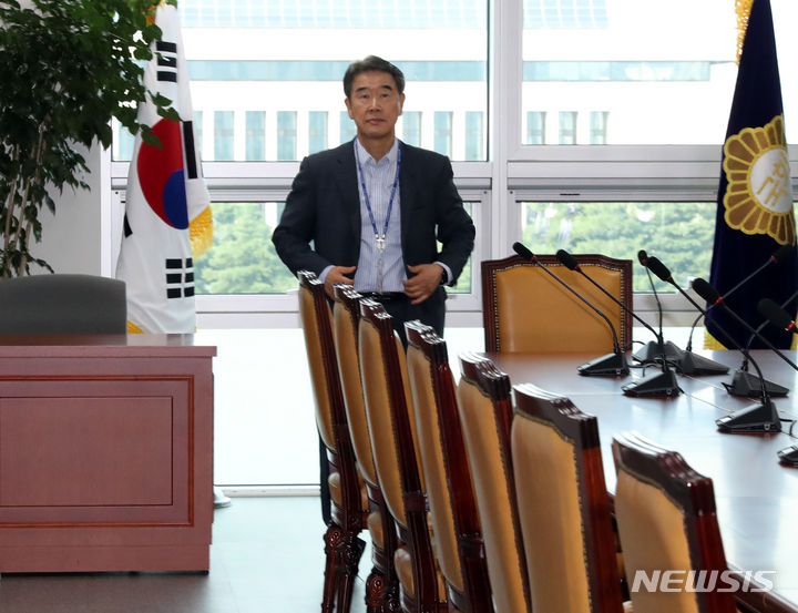 국회 윤리특별위원회 윤리심사자문위원회, 김남국 무소속 의원 징계 결론.  [서울=뉴시스] 전진환 기자 = 유재풍 국회 윤리특별위원회 윤리심사자문위원장이 지난 20일 오후 서울 여의도 국회 의원회관 자문위 회의실에서 자문위원들의 도착을 기다리고 있다.  2023.07.20. amin2@newsis.com