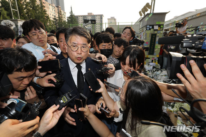 [서울=뉴시스] 황준선 기자 = 장상윤 교육부 차관이 지난 20일 오후 교사가 교내에서 극단적 선택을 한 서울 서초구 서이초등학교를 방문해 취재진의 질문에 답변하고 있다. 2023.07.25 hwang@newsis.com