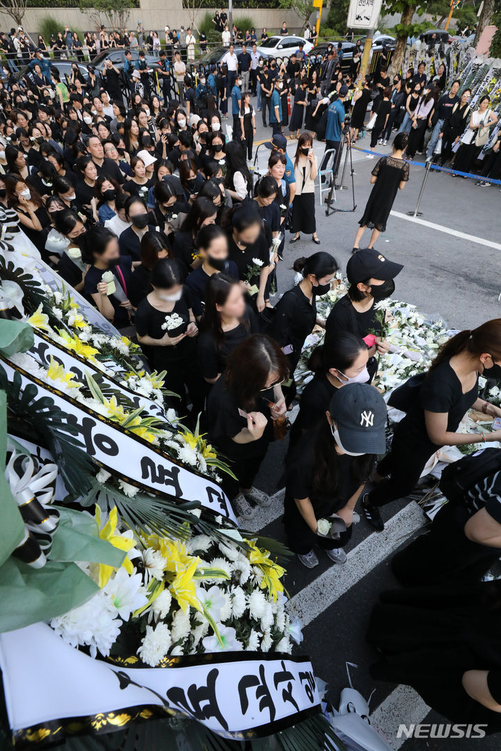 [서울=뉴시스] 황준선 기자 = 20일 오후 교사가 교내에서 극단적 선택을 한 서울 서초구 서이초등학교를 찾은 추모객들이 조문하고 있다. 2023.07.20. hwang@newsis.com