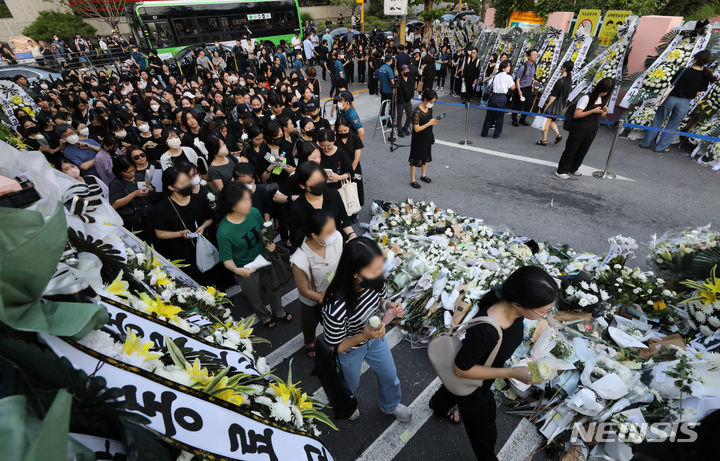 [서울=뉴시스] 황준선 기자 = 20일 오후 교사가 교내에서 극단적 선택을 한 서울 서초구 서이초등학교를 찾은 추모객들이 조문하고 있다. 2023.07.20. hwang@newsis.com