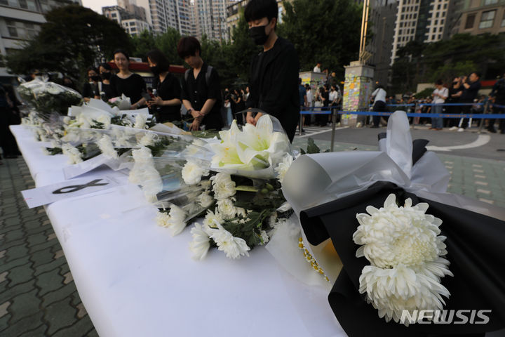 [서울=뉴시스] 황준선 기자 = 20일 오후 교사가 교내에서 극단적 선택을 한 서울 서초구 서이초등학교를 찾은 추모객들이 조문하고 있다. 2023.07.20. hwang@newsis.com