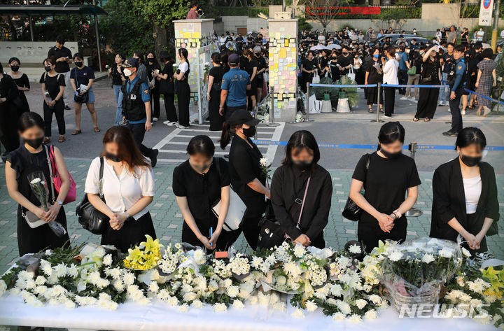 [서울=뉴시스] 황준선 기자 = 20일 오후 교사가 교내에서 극단적 선택을 한 서울 서초구 서이초등학교를 찾은 추모객들이 조문하고 있다. 2023.07.20. hwang@newsis.com