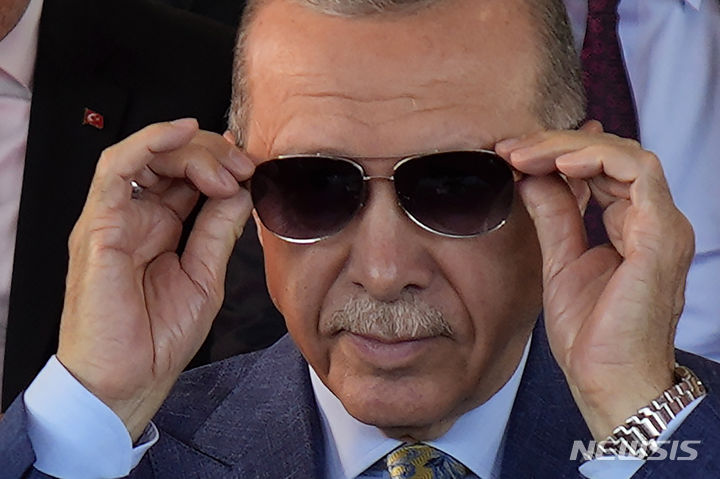[니코시아(키프로스)=AP/뉴시스] 유럽연합(EU)이 친(親)팔레스타인 기조를 보이는 튀르키예를 비판하고 나섰다. 사진은 에르도안 대통령이 지난 7월20일(현지시간) 키프로스 수도 니코시아의 튀르키예 측 지역에서 열린 열병식에서 선글라스를 만지는 모습. 2023.11.10.
