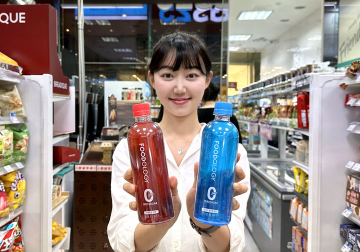 모델이 GS25에서 판매하는 푸드올로지 상품을 들고 있다(사진=GS25 제공) *재판매 및 DB 금지