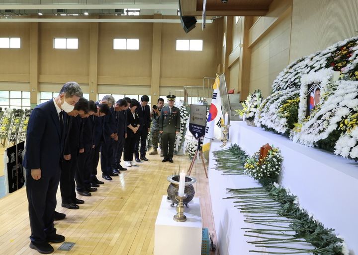 [포항=뉴시스] 강진구 기자 = 경북 포항시 이강덕 시장과 간부 공무원들이 지난 20일 오후 해병대 1사단에 마련된 고(故) 채수근 상병의 빈소를 찾아 조문하고 고인의 명복을 빌었다.(사진=포항시 제공) 2023,07.21.photo@newsis.com *재판매 및 DB 금지