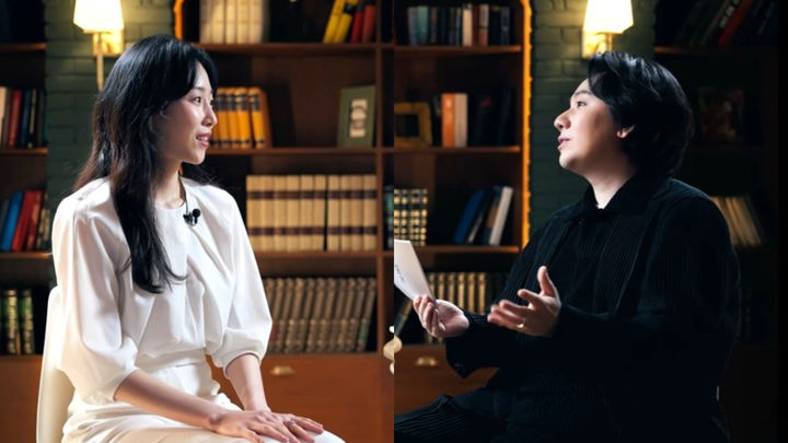 [서울=뉴시스]토크 프로그램 '더 페이스'의 진행자 임형주(우)와 첫 회 게스트 배우 서현진(좌)(사진=디지앤콤 제공) 2023.07.21. photo@newsis.com *재판매 및 DB 금지