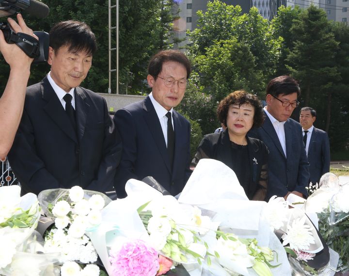 [서울=뉴시스]조희연 서울시교육감이 21일 오전 10시께 교사 극단적 선택 사건이 발생한 서울 서초구 서이초등학교를 방문해 조문하고 있다. (사진=서울시교육청 제공) 2023.07.21. *재판매 및 DB 금지