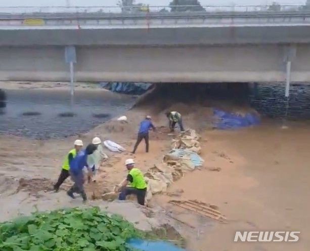 [청주=뉴시스] 이병찬 기자 = 더불어민주당 도종환(청주 흥덕) 의원이 21일 공개한 붕괴 직전 미호천교 임시 제방 보강 작업 장면. 이 공사용 임시 제방은 지난 15일 오전 8시30분께 붕괴해 궁평2 지하차도를 집어 삼켰다.(사진=영상 캡처) 2023.07.21. photo@newsis.com 