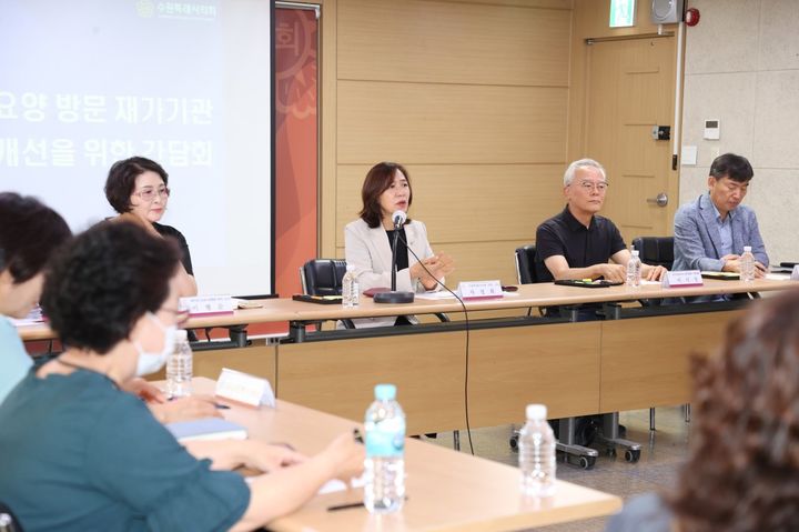 [수원=뉴시스] 수원시의회 사정희 의원이 21일 의회 세미나실에서 열린 장기요양 방문 재가기관 종사자 처우개선 간담회에서 발언하고 있다. (사진=수원시의회 제공) 2023.07.21. photo@newsis.com *재판매 및 DB 금지