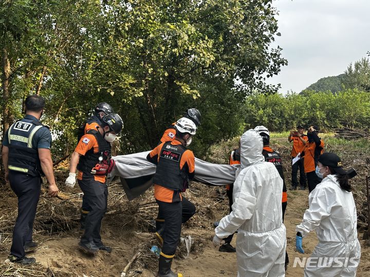 [예천=뉴시스] 정재익 기자 = 21일 오후 경북 예천군 우계리 용우교 상단 1㎞ 지점에서 남성으로 추정되는 폭우  피해 실종자가 발견됐다. (사진=경북소방본부 제공) 2023.07.21. photo@newsis.com