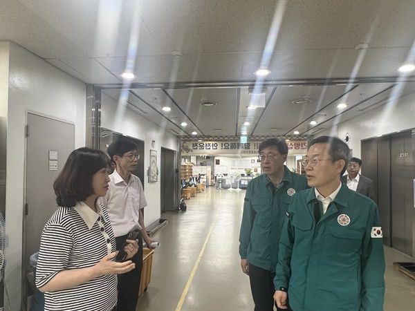 [서울=뉴시스] 이종호 과기정통부 장관이 해외발송 의심 우편물 대응 현장을 점검했다. (사진=과기정통부 제공) *재판매 및 DB 금지