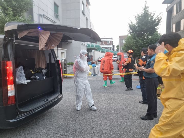 [수원=뉴시스] 양효원 기자 = 21일 오후 경기 평택시 송탄우체국에서 유해물질 의심 해외 우편물 신고가 접수돼 소방당국이 조사에 나선 모습. (사진= 경기도소방재난본부 제공) 2023.7.21. hyo@newsis.com *재판매 및 DB 금지