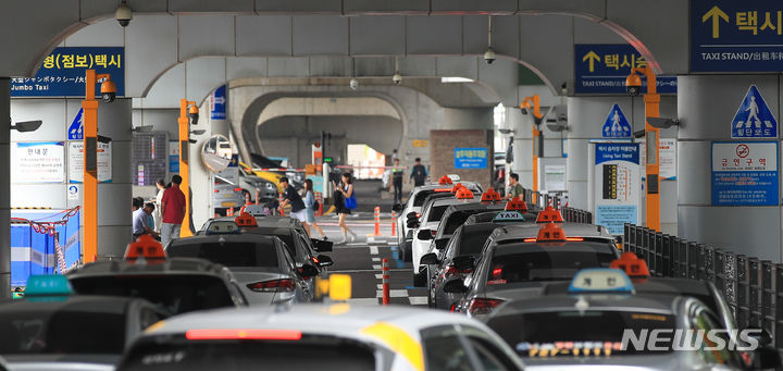 [제주=뉴시스] 우장호 기자 = 본격적인 여름 휴가철에 접어든 21일 오전 제주국제공항 1층 도착장에 관광객들의 발걸음이 이어지고 있다. 2023.07.21. woo1223@newsis.com