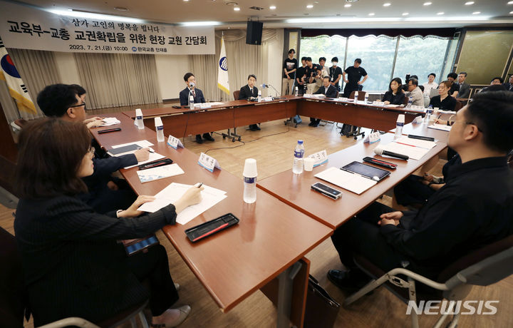 [서울=뉴시스] 김진아 기자 = 이주호 사회부총리 겸 교육부 장관이 21일 서울 서초구 한국교총에서 열린 교육부-교총 교권 확립을 위한 현장 교원 간담회에서 발언하고 있다. 2023.07.21. bluesoda@newsis.com