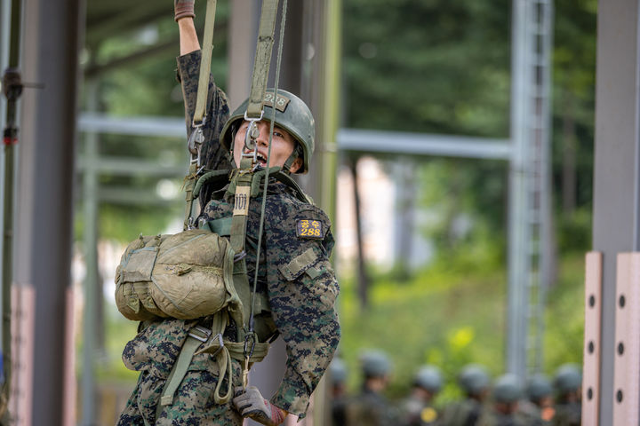 [서울=뉴시스] 21일 경기 광주시 육군특수전학교에서 열린 공수기본훈련에 참여한 육군사관학교 생도들이 지상강하훈련을 하고 있다. (사진=육군 제공) 2023.07.21. photo@newsis.com *재판매 및 DB 금지