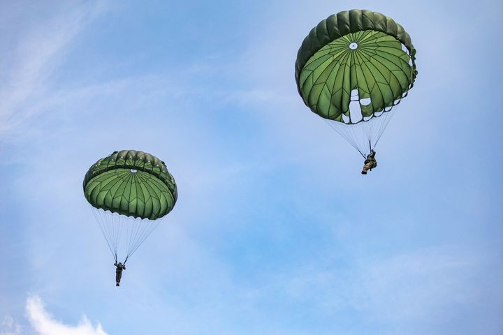 [서울=뉴시스] 21일 경기 광주시 육군특수전학교에서 열린 공수기본훈련에 참여한 육군사관학교 생도들이 강하하고 있다. (사진=육군 제공) 2023.07.21. photo@newsis.com *재판매 및 DB 금지