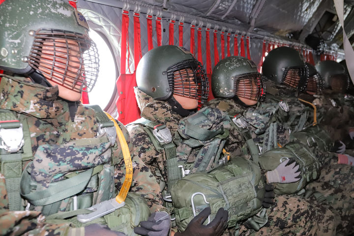 [서울=뉴시스] 21일 경기 광주시 육군특수전학교에서 열린 공수기본훈련에 참여한 육군사관학교 생도들이 강하 전 교관의 설명을 듣고 있다. (사진=육군 제공) 2023.07.21. photo@newsis.com *재판매 및 DB 금지